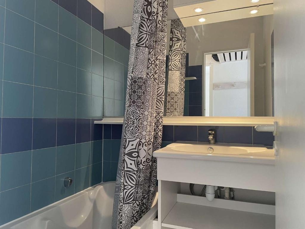 Kúpeľňa v ubytovaní Appartement 2 pièces avec piscine - 4 couchages, Juan les Pins - FR-1-252-190