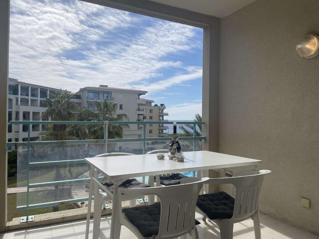 Balkón alebo terasa v ubytovaní Appartement 2 pièces avec piscine - 4 couchages, Juan les Pins - FR-1-252-190