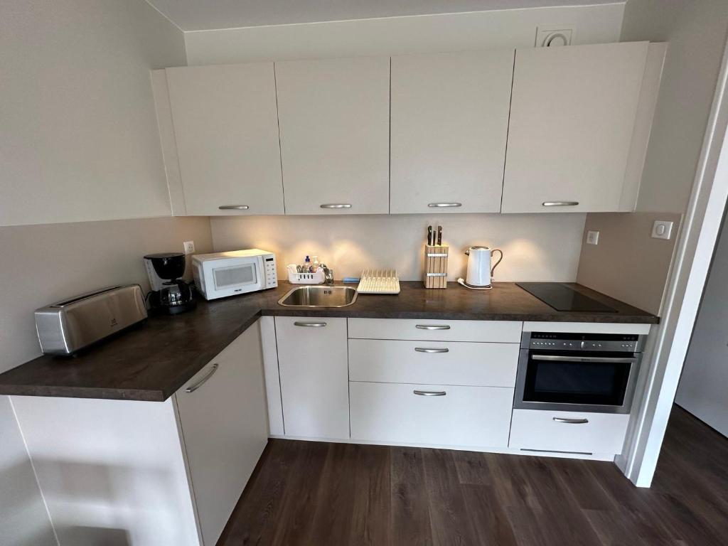 Kuchyň nebo kuchyňský kout v ubytování Studio cosy à 150m de la Plage de Nauzan avec jardin privatif et parking, Vaux-sur-Mer - FR-1-550-52