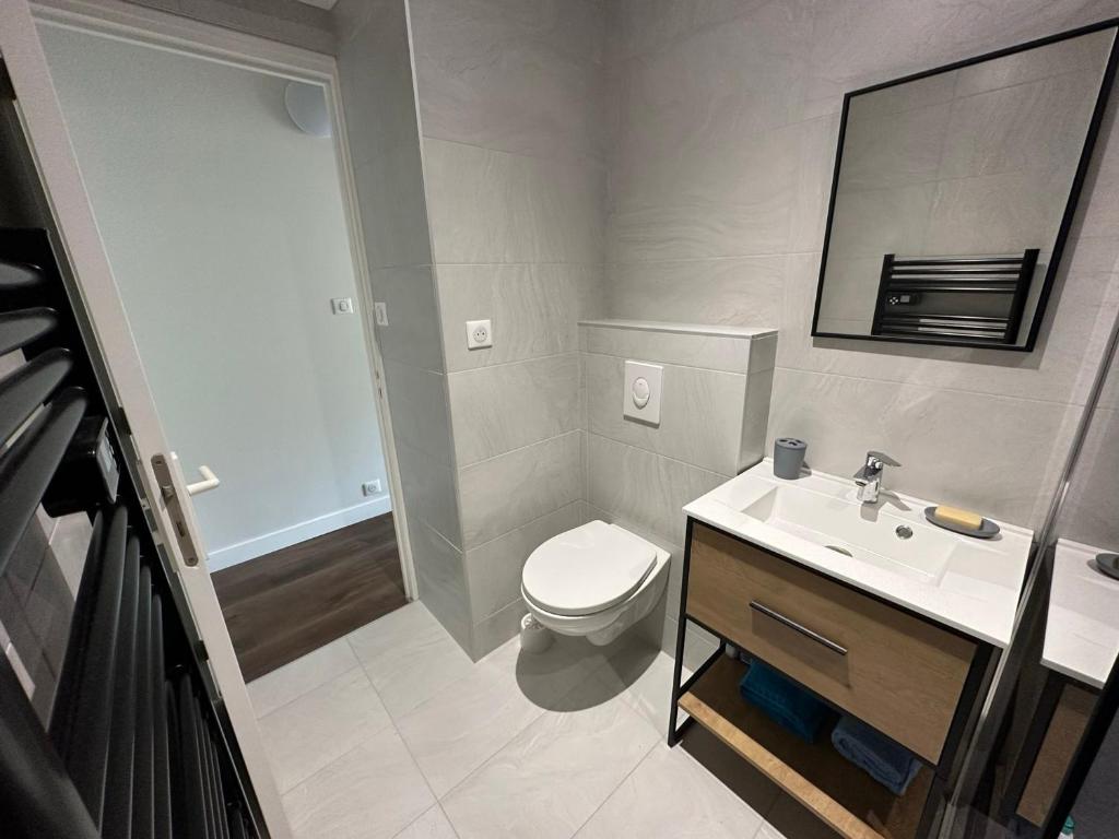 Koupelna v ubytování Studio cosy à 150m de la Plage de Nauzan avec jardin privatif et parking, Vaux-sur-Mer - FR-1-550-52