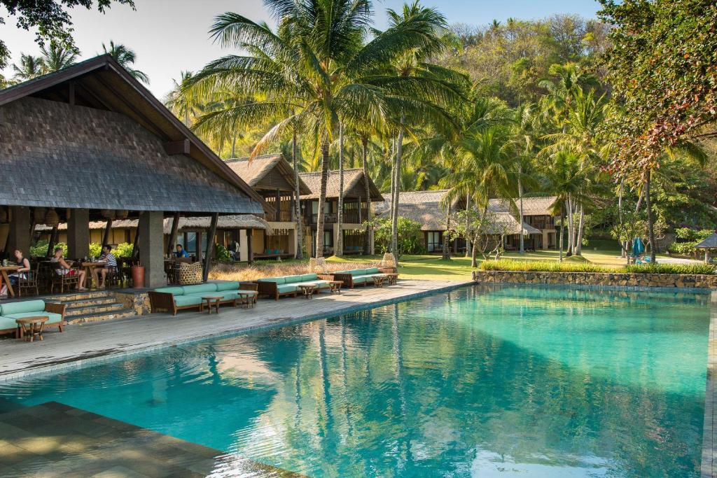 Bazén v ubytování Jeeva Klui Resort nebo v jeho okolí