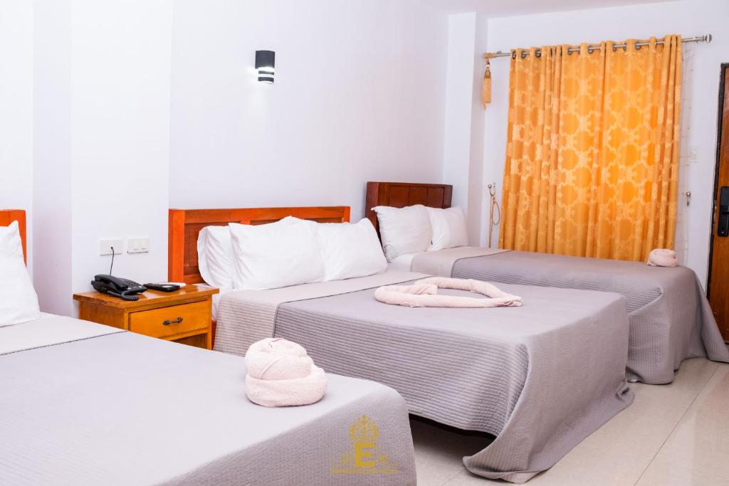 Postel nebo postele na pokoji v ubytování Empress Island Hotel