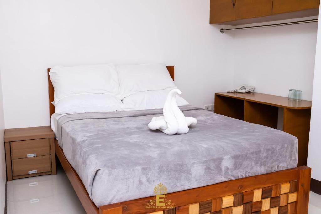 Postel nebo postele na pokoji v ubytování Empress Island Hotel