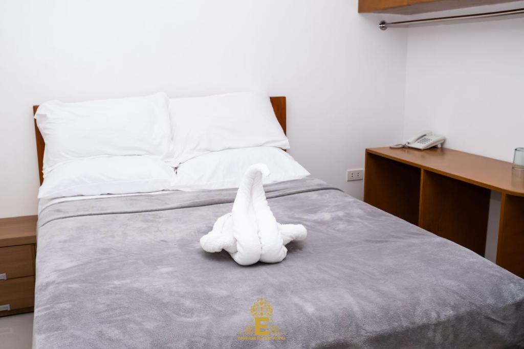 Postel nebo postele na pokoji v ubytování Empress Island Hotel