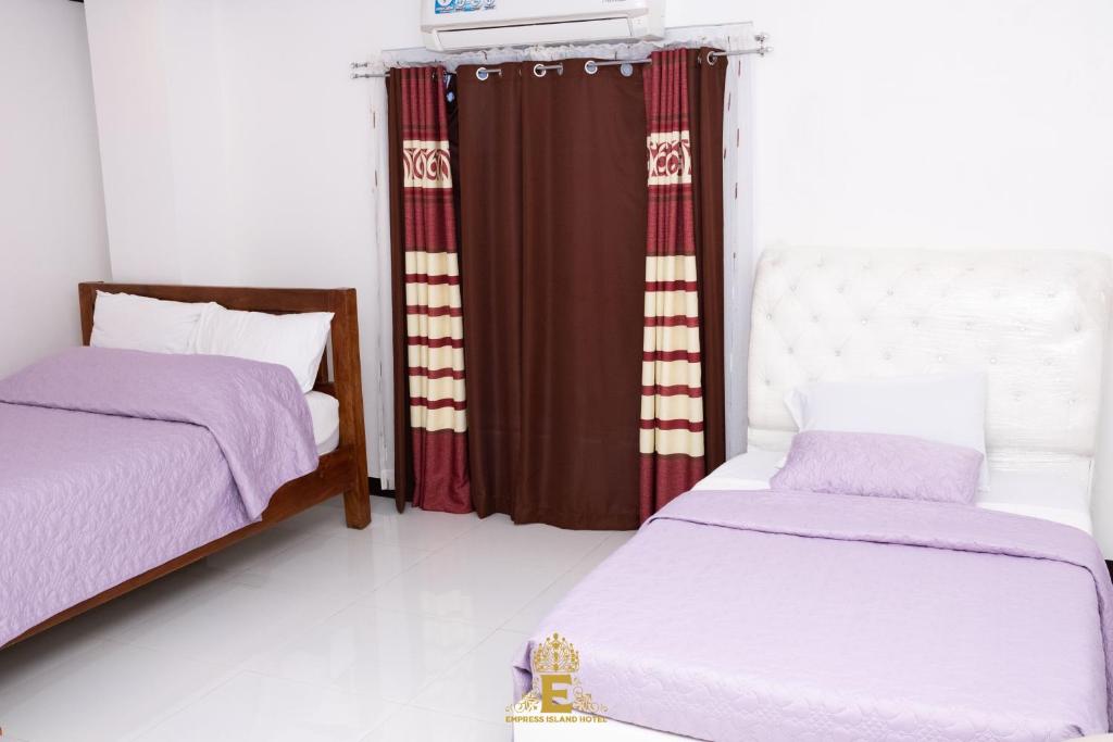 Postel nebo postele na pokoji v ubytování Empress Island Hotel