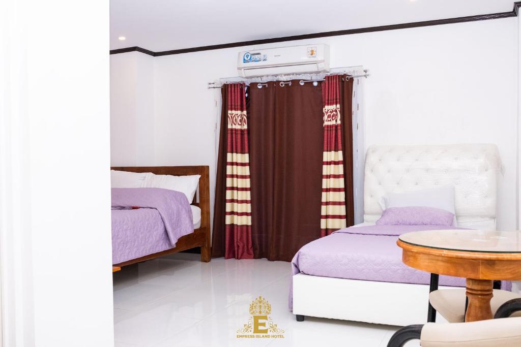 Postel nebo postele na pokoji v ubytování Empress Island Hotel