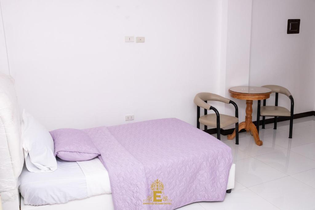 Postel nebo postele na pokoji v ubytování Empress Island Hotel