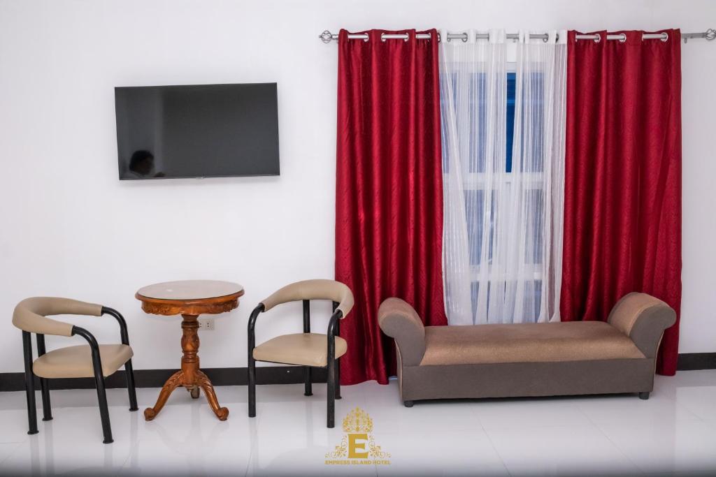 TV a/nebo společenská místnost v ubytování Empress Island Hotel