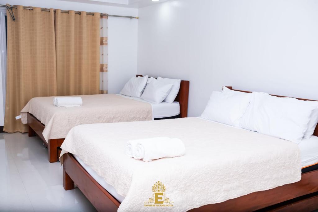 Postel nebo postele na pokoji v ubytování Empress Island Hotel