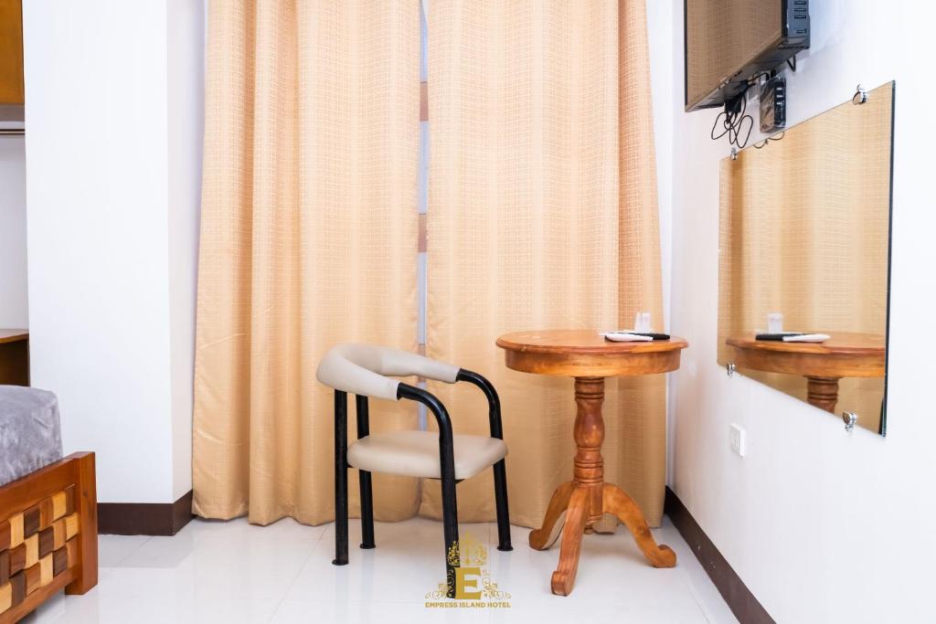 TV a/nebo společenská místnost v ubytování Empress Island Hotel