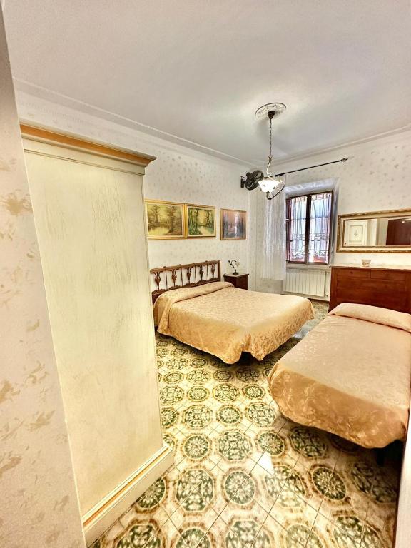 PENSIONE ITALIA - Chambre Quadruple Avec Salle De Bains Commune