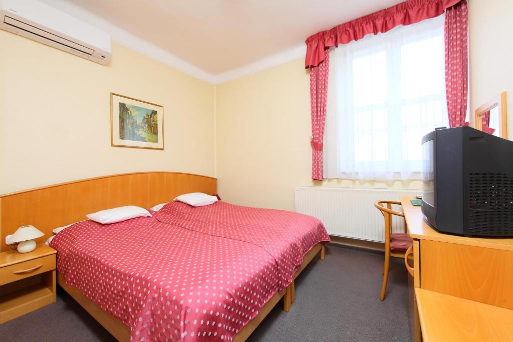 Postel nebo postele na pokoji v ubytování Hotel Blaha Lujza