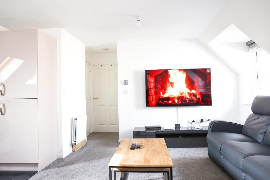 uma sala de estar com um sofá e uma lareira em Stunning Two-Bedroom Apartment at A3REE, Free Parking, near Cribbs Causeway Mall em Bristol