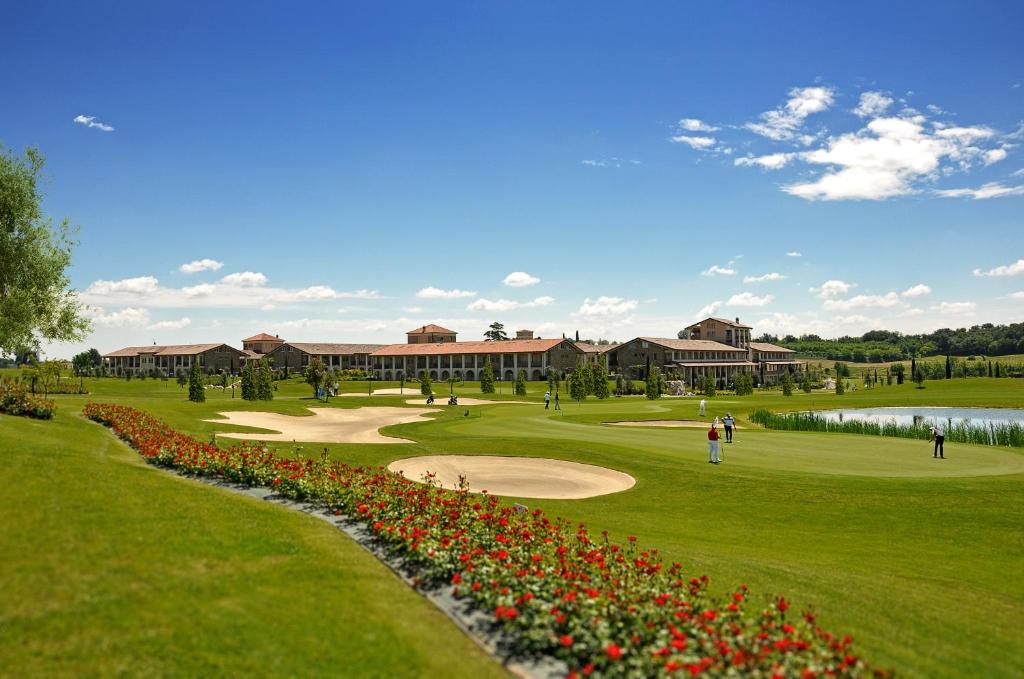 Ogród w obiekcie Garda Residence San Vigilio Golf