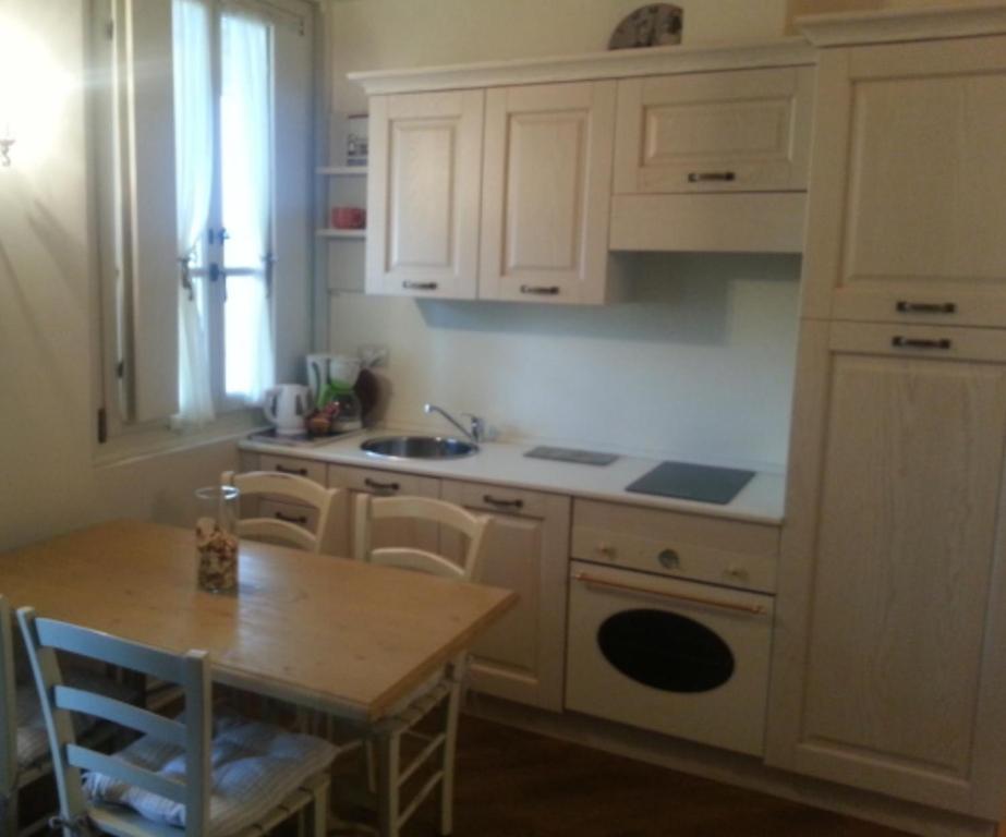 Kuchnia lub aneks kuchenny w obiekcie Garda Residence San Vigilio Golf