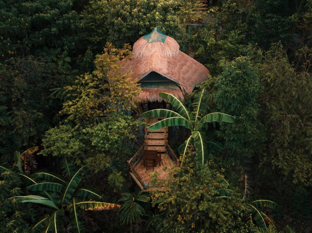 an overhead view of a tree house in the forest at Inigtan Lio Bamboo Cottages in El Nido