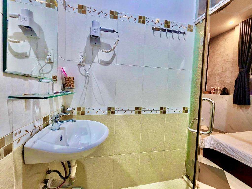 Et badeværelse på MES HOTEL - Ngay Bến Ninh Kiều