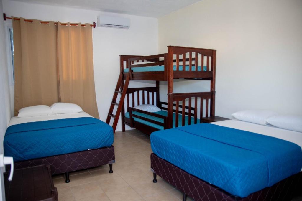Habitación con 2 camas y 1 litera en Casa Blanca, en Chiquimulilla