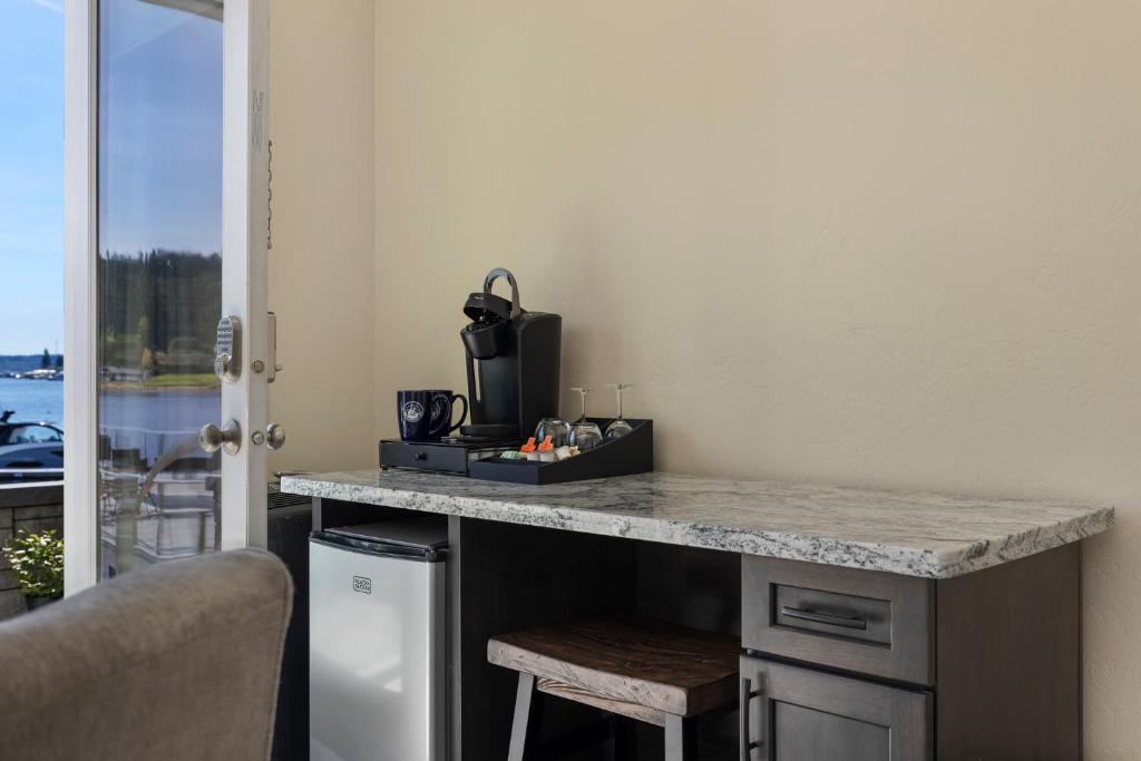 Kuchyň nebo kuchyňský kout v ubytování Waterfront Inn
