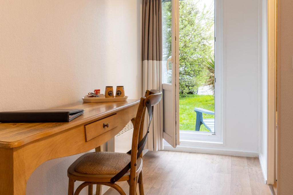 Sure Hotel by Best Western Plaisir - Standard Queen Room - Non-Smoking
