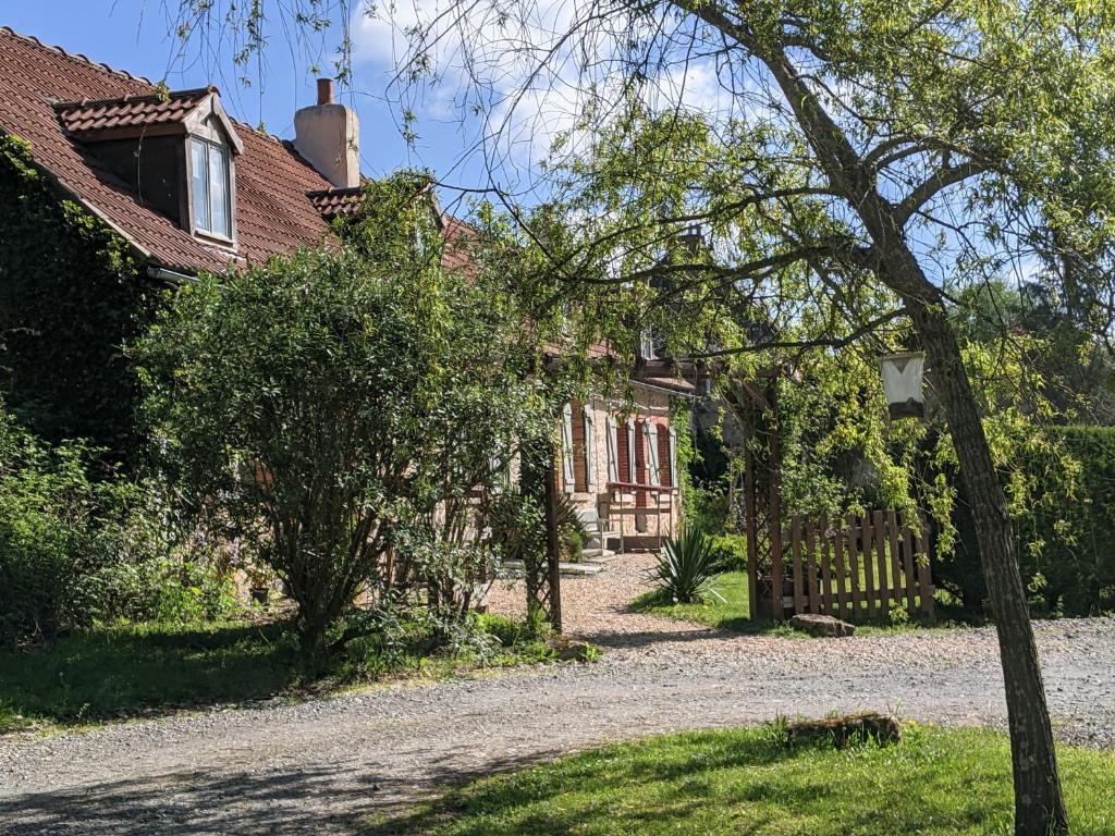 a house with a gravel driveway in front of it at L'Amelia in Cromac