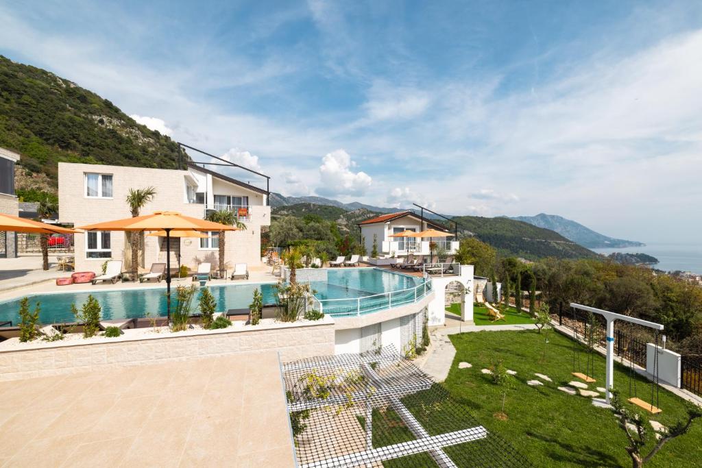 a view of the pool at a resort at Hotel Reset in Budva