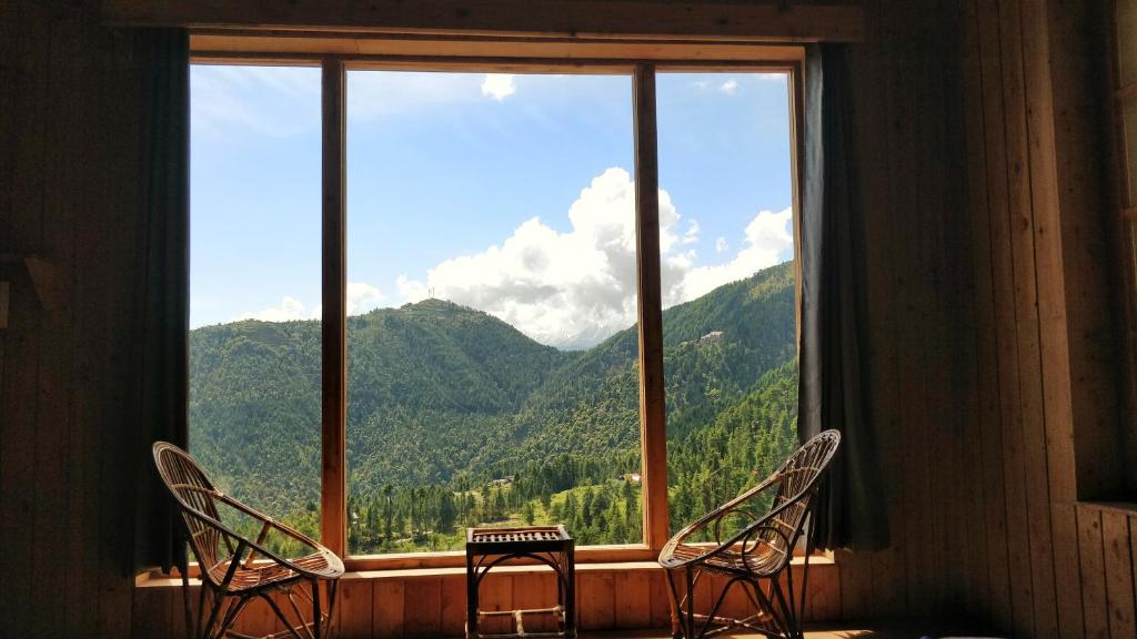 Loghouse at khajjiar lake - Habitación Cuádruple Con Vista A La Montaña