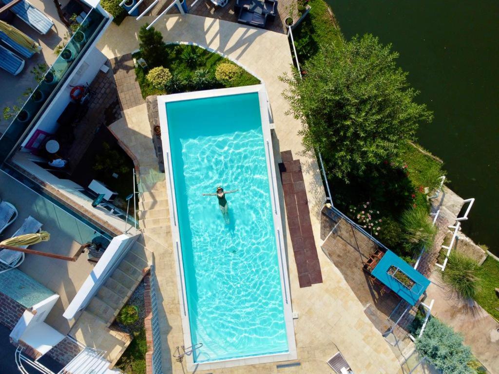 een uitzicht op een persoon in een groot zwembad bij Riviera 990 - Resort & Restaurant in Eşelniţa