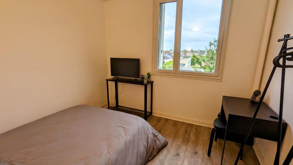 1 dormitorio con 1 cama, TV y ventana en Chambre Chez l'habitant - Chez Fab en Alençon