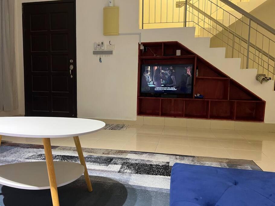 TV a/nebo společenská místnost v ubytování NEW! Naiz Crib 4 Bedroom at Kepayang Heights