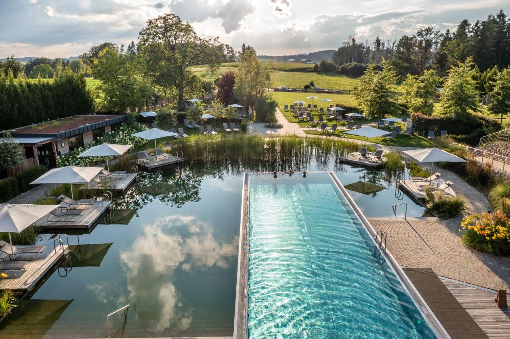 einen Luftblick auf einen Pool in einem Resort in der Unterkunft Das Stemp Wellnessresort 4 Sterne Superior in Büchlberg