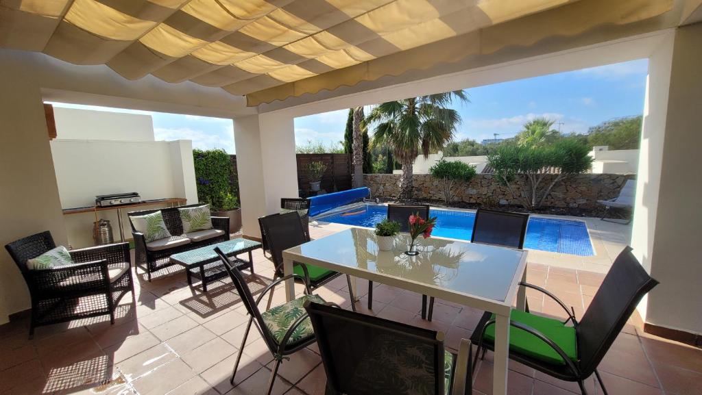 The swimming pool at or close to Villa Golf Las Colinas