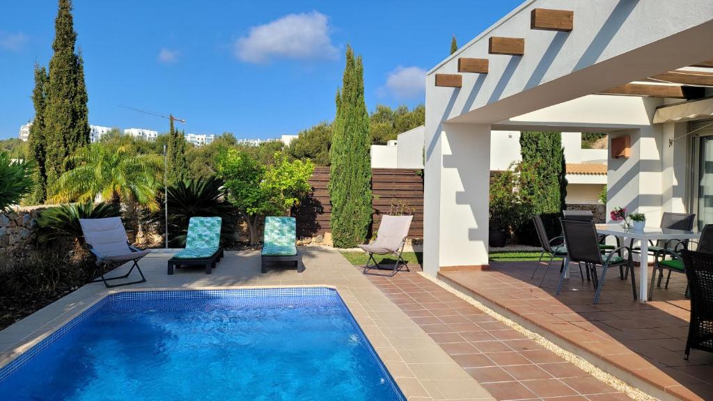 The swimming pool at or close to Villa Golf Las Colinas