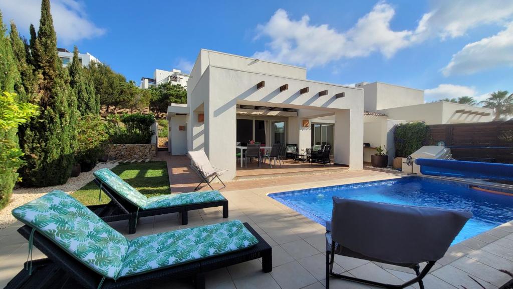 The swimming pool at or close to Villa Golf Las Colinas