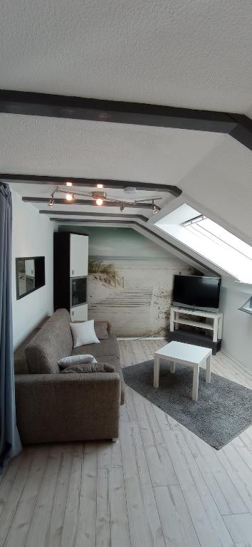una sala de estar con un sofá y una mesa en Fewo Kurt in VS, en Villingen-Schwenningen