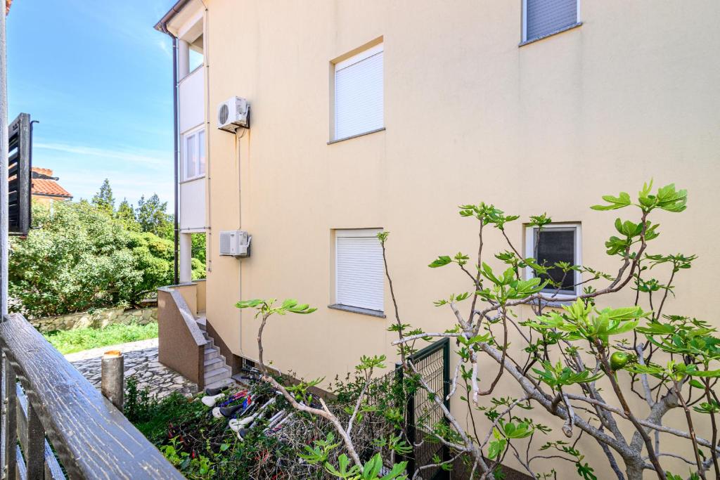 Vonkajšia záhrada v ubytovaní Apartments with a parking space Premantura, Medulin - 2228