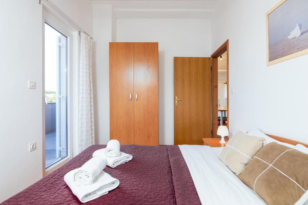 Postel nebo postele na pokoji v ubytování Apartment Medulin 2274a