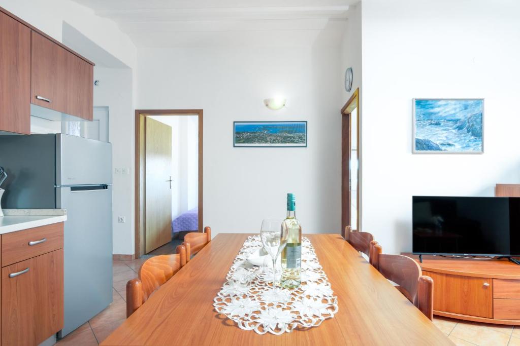 TV a/nebo společenská místnost v ubytování Apartment Medulin 2274a