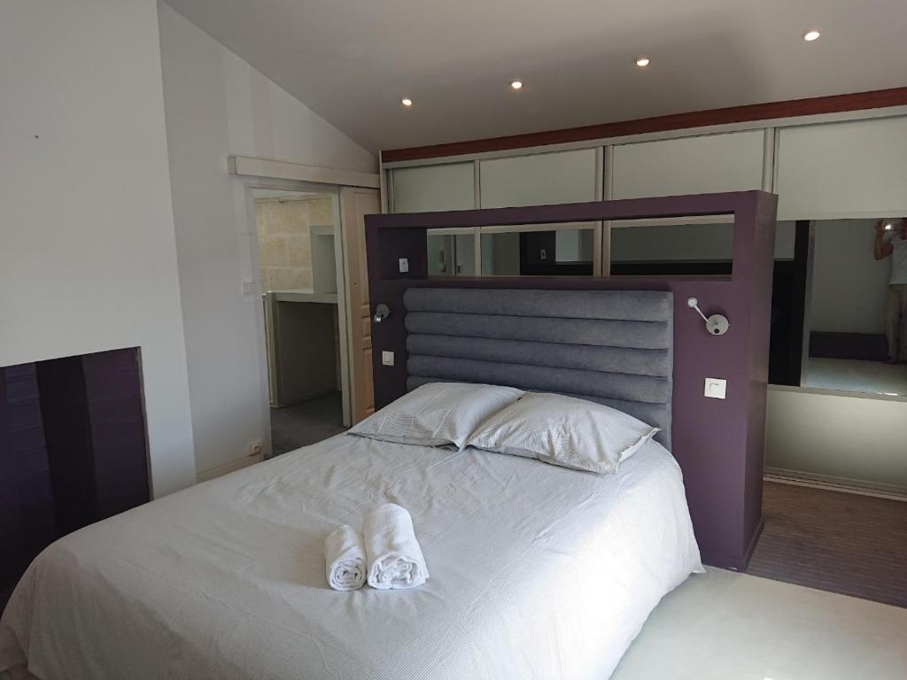 Un pat sau paturi într-o cameră la chambre privée à BORDEAUX PELLEGRIN