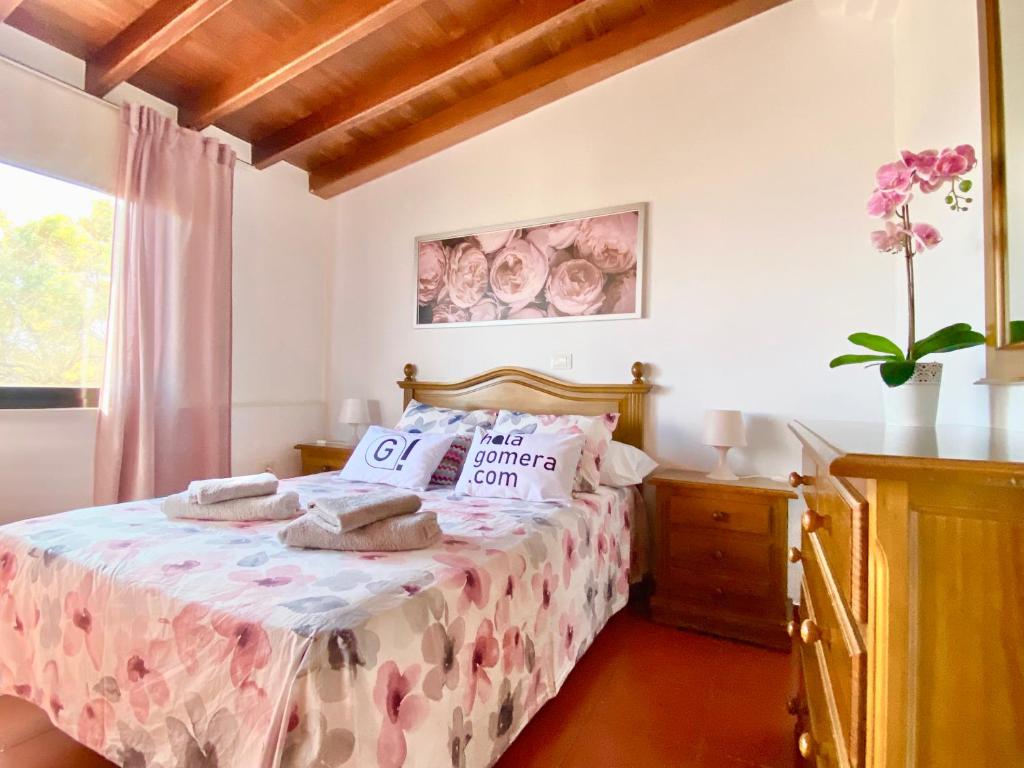 Кровать или кровати в номере Ático Los Girasoles de La Gallega