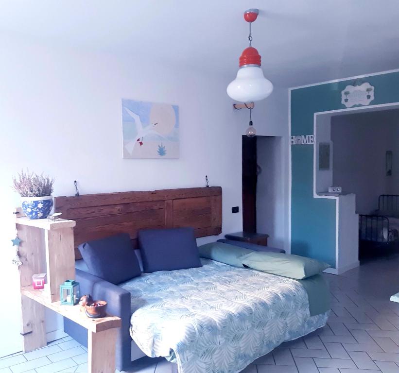 1 dormitorio con cama, mesa y TV en In Piazzetta - Cernobbio, en Cernobbio