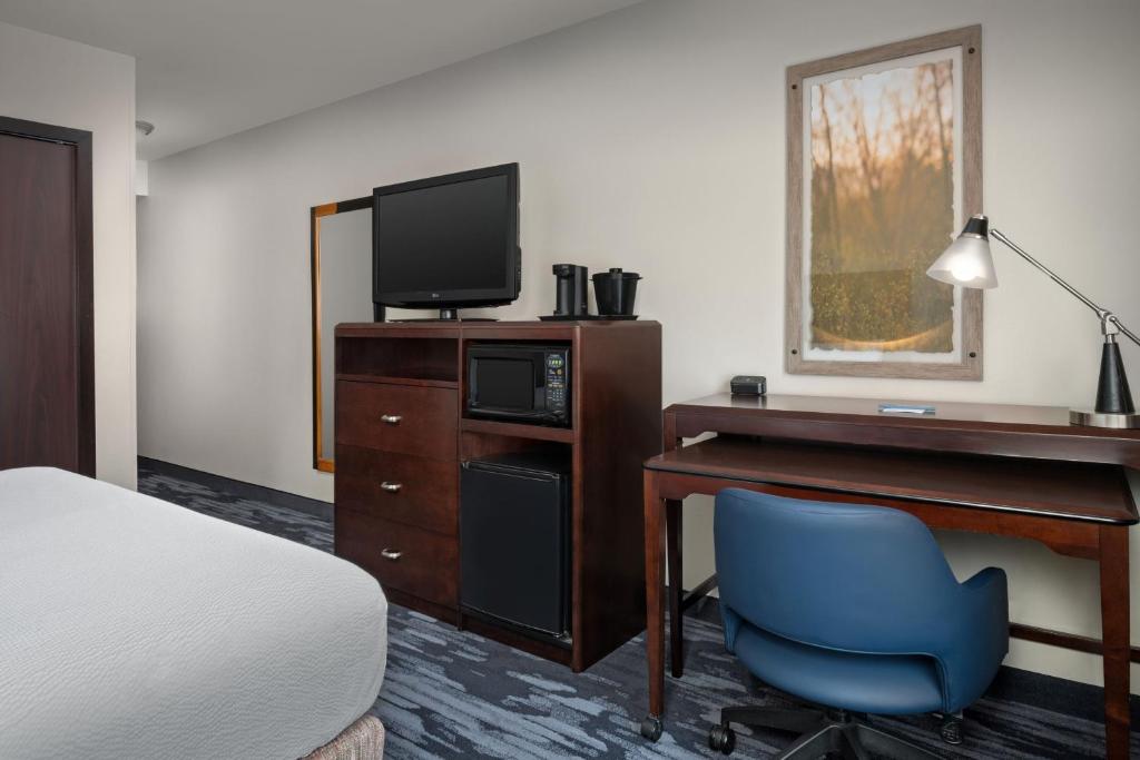 TV a/nebo společenská místnost v ubytování Fairfield by Marriott Tacoma Puyallup