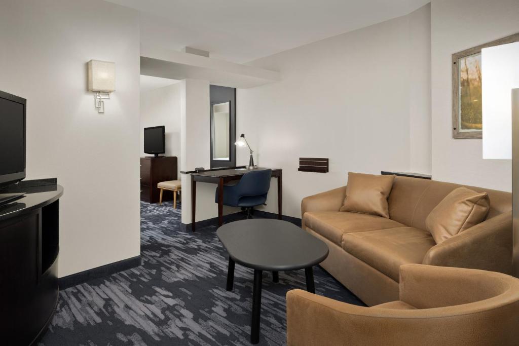 TV a/nebo společenská místnost v ubytování Fairfield by Marriott Tacoma Puyallup