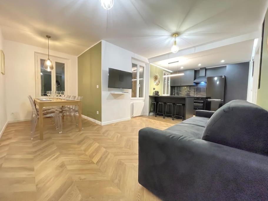uma sala de estar com um sofá, uma mesa e uma cozinha em Chez Antho T4 - appart T4 moderne en plein cœur du Panier em Marselha