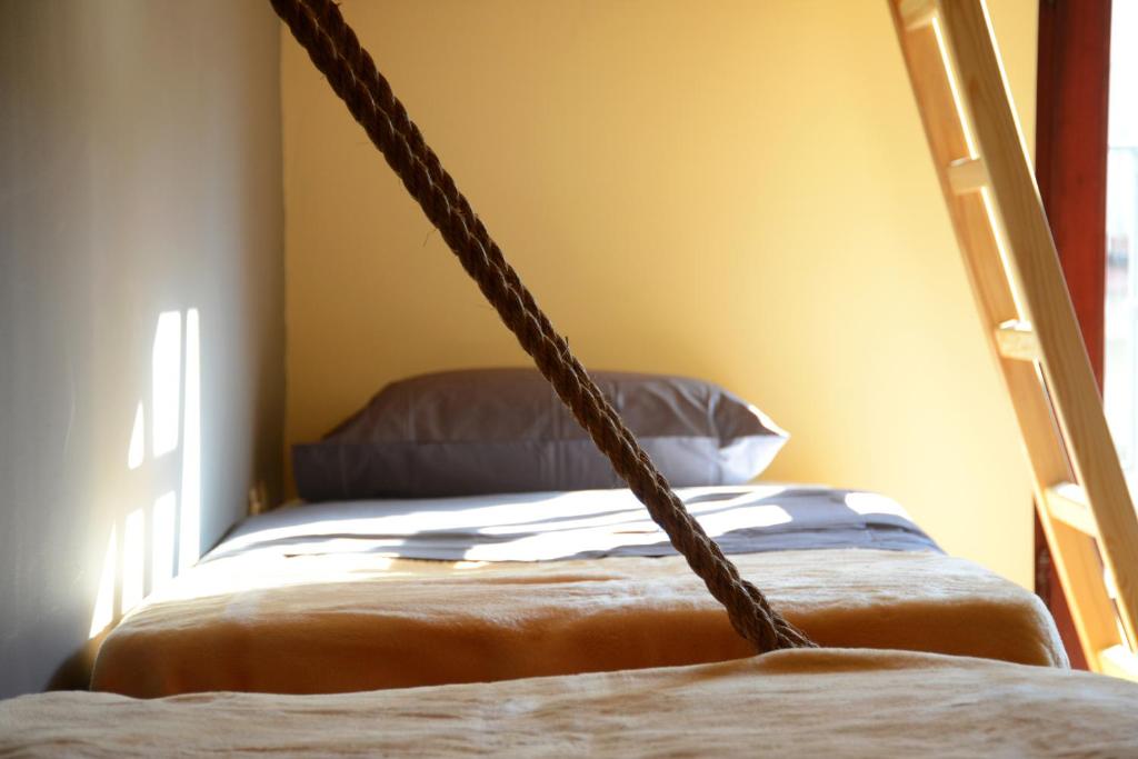 łóżko w pokoju z dwoma łóżkami w obiekcie Crossroads w Salonikach