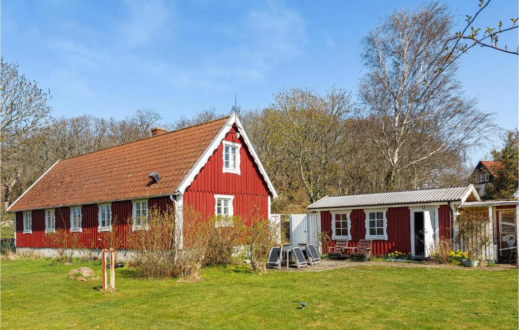 una casa roja con techo rojo en un patio en Amazing Home In Bstad With House A Panoramic View, en Båstad