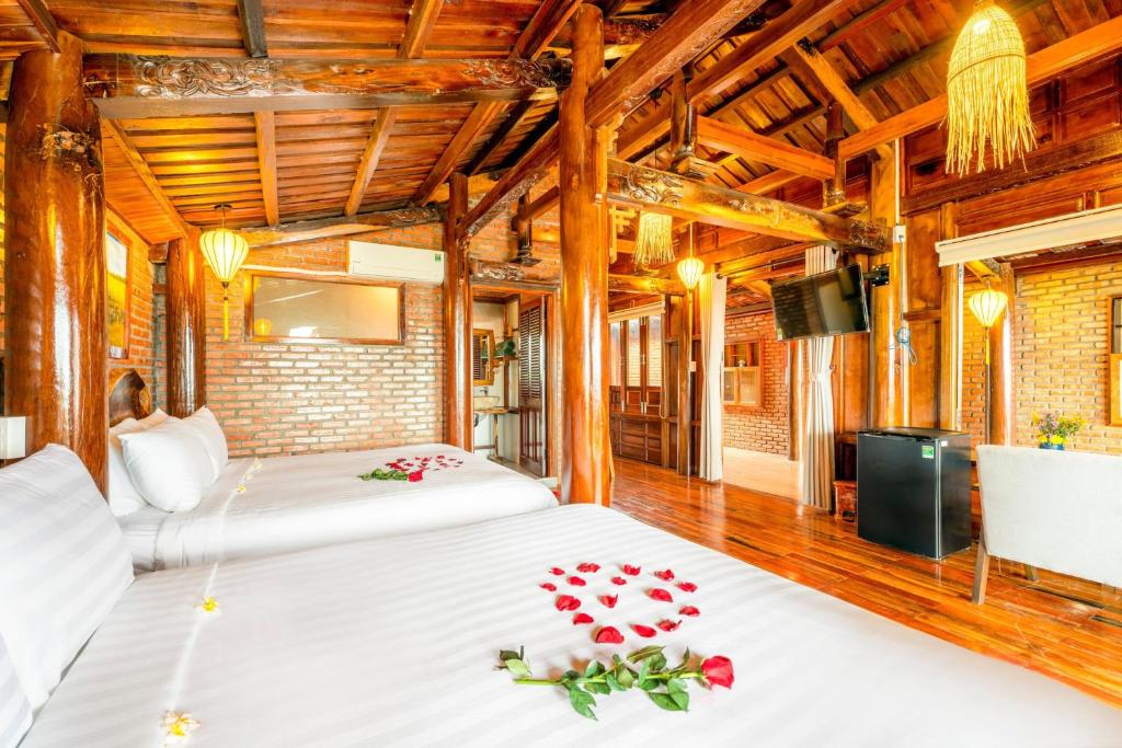 Postel nebo postele na pokoji v ubytování Eco Wooden villa Hoi An