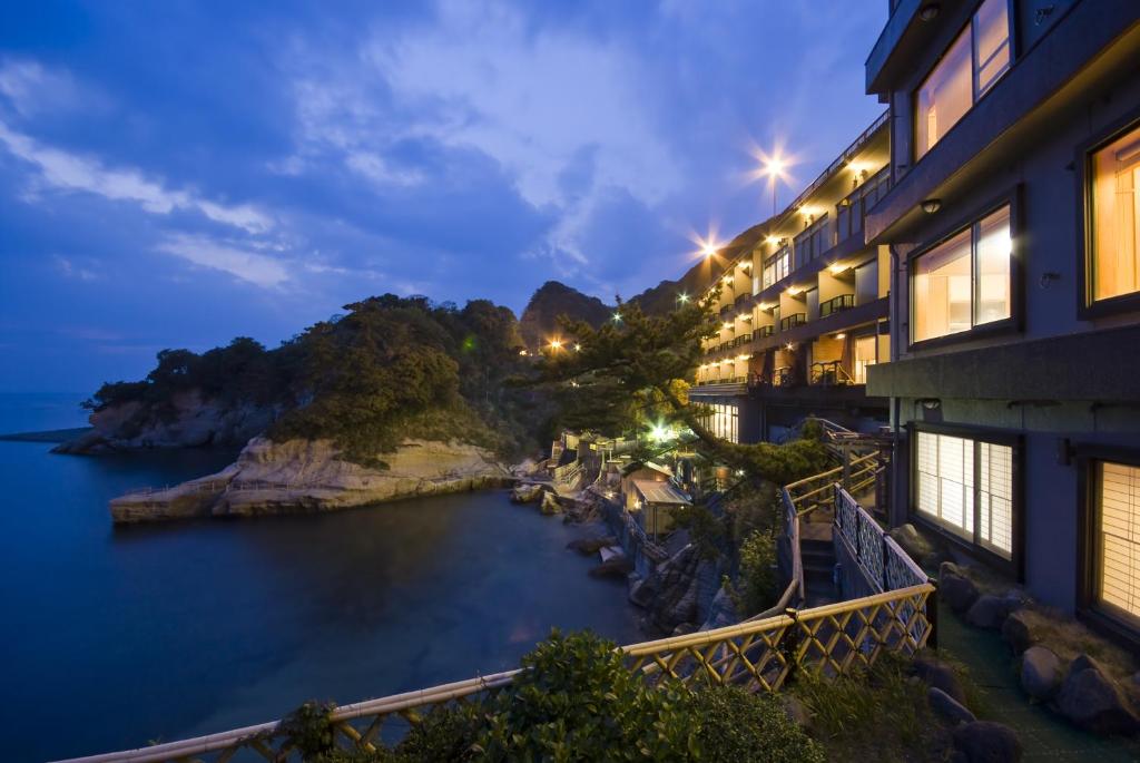 widok na ocean z hotelu w nocy w obiekcie Umibenokakureyu Seiryu w mieście Nishiizu