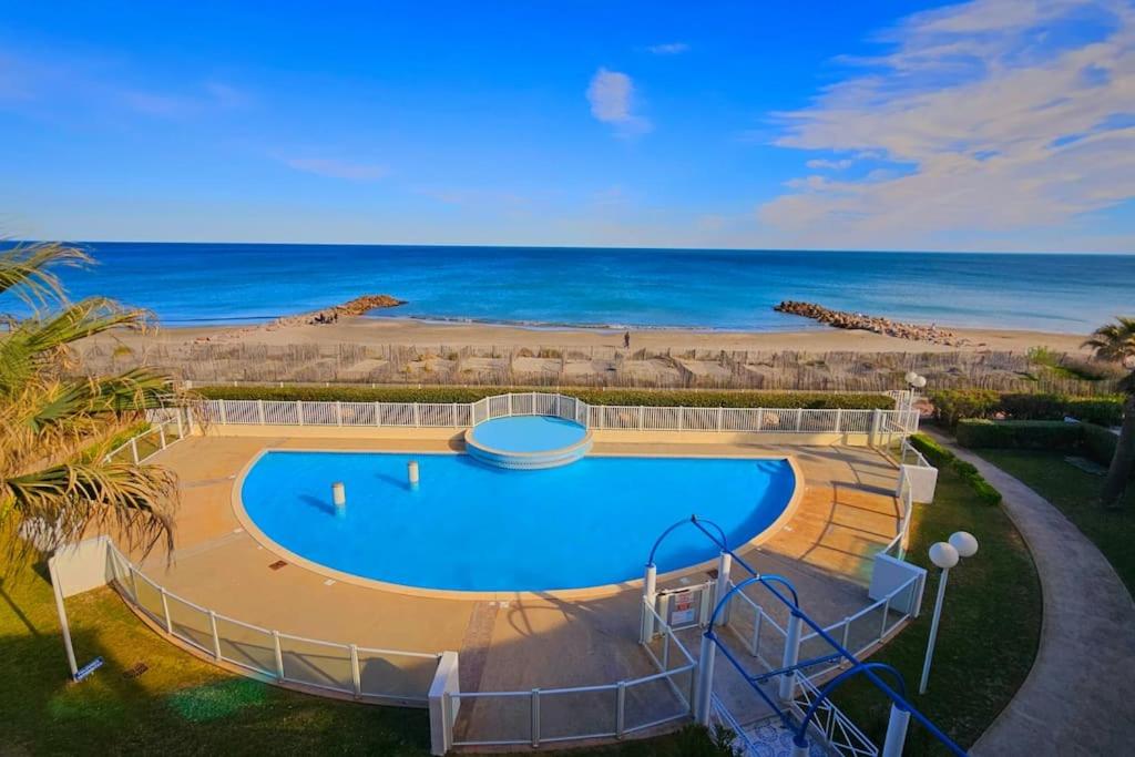 basen z plażą w tle w obiekcie T1 Cabine 4 couchages vue mer ! w mieście Frontignan