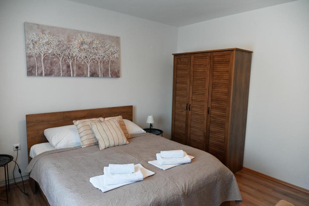 ein Schlafzimmer mit einem Bett mit zwei Handtüchern darauf in der Unterkunft Apartman Ariana in Selce